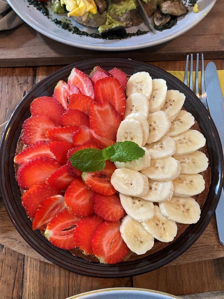 ruta por indonesia plato de fresas y platano cortado